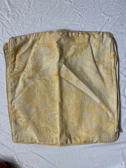 null Paire de housses de coussins en damas jaune, finition passepoilée. 38 x 38 cm...