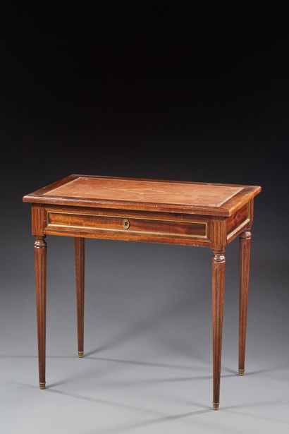 null Table à écrire de style Louis XVI en bois teinté acajou ouvrant par un tiroir...