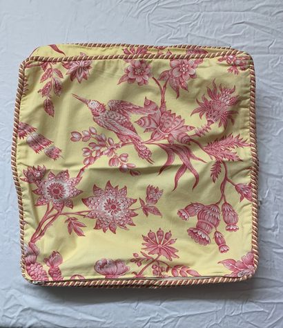 null Une suite de quatre housses de coussin carrés en toile de jouy à fond jaune,...