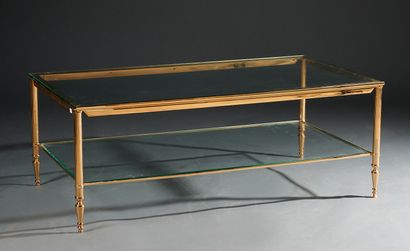 null Table basse à deux plateaux de verre en métal laqué or, style Louis XVI. (Usures,...
