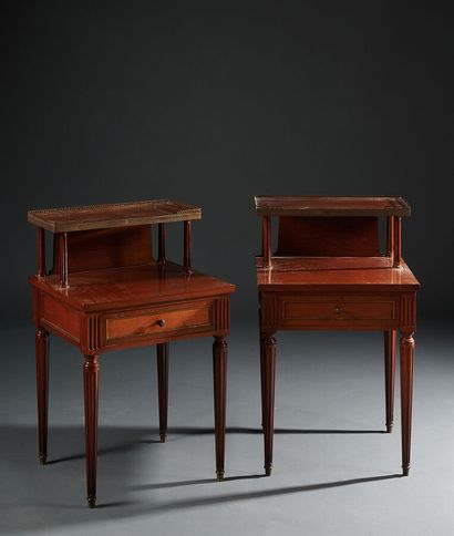 null Paire de tables de chevet à gradin de style Louis XVI en bois naturel ouvrant...