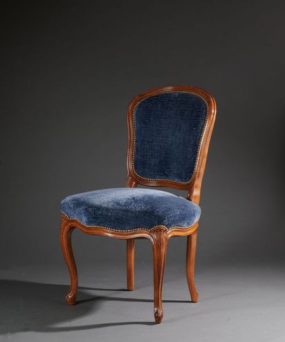 null Chaise de style Louis XV en bois naturel garnie de velours façonné bleu

Hauteur...
