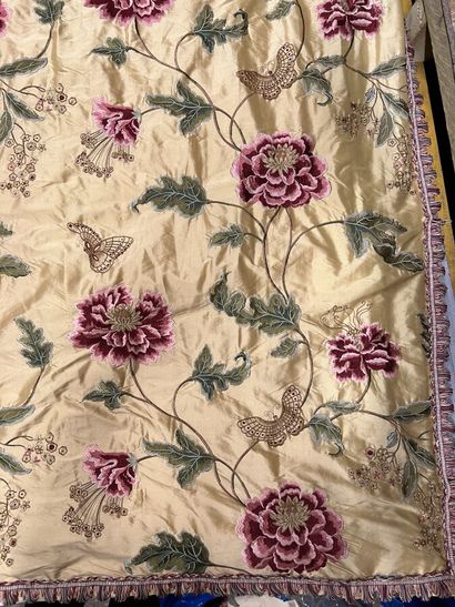 null 
Colefax & Flower.

Oriental Poppy yellow color. Pair of curtains in silk taffeta...