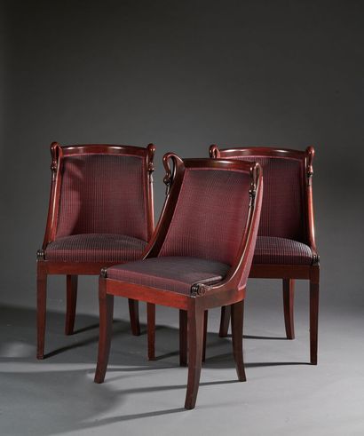 null Suite de trois chaises gondoles à col de cygne de style Empire, en bois teinté...