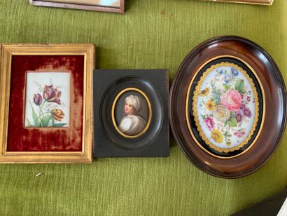null Trois peintures sur porcelaine : deux bouquets de fleurs et un portrait

XIXe...