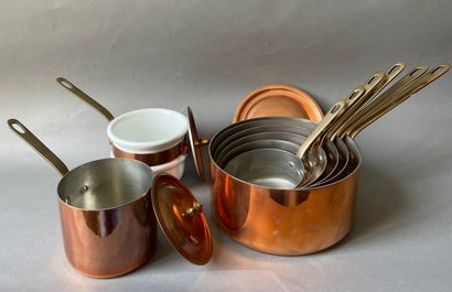 null Set of five pans in tinned copper 

One bain-marie and two lids are attache...