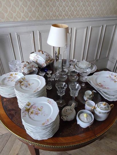 null Lot of glassware, lamp and part of service in porcelain with notched edges decorated...