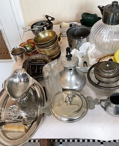 null Lot of various silver plated metal: jugs, pots, dishes, etc...