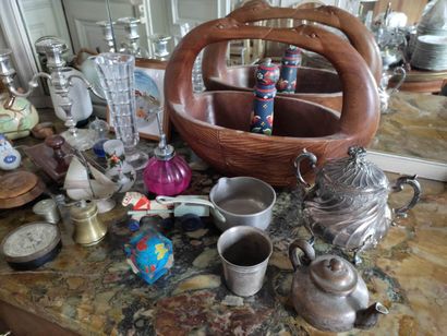 null Lot of various objects: basket swans out of carved wooden, sugar bowl, torch,...