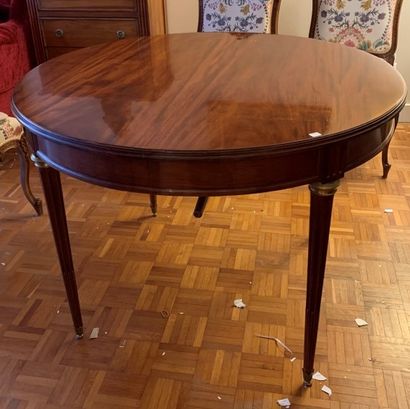 null Louis XVI style round table in mahogany and mahogany veneer.

Diameter : 120...