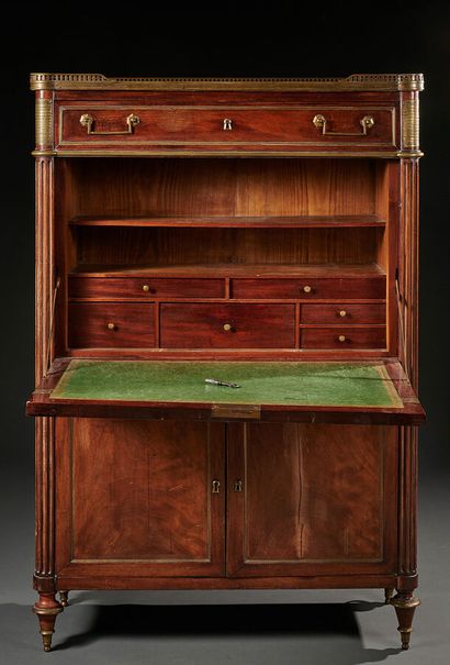 null Straight mahogany secretary with flap opens to a drawer, a flap and two leaves,...