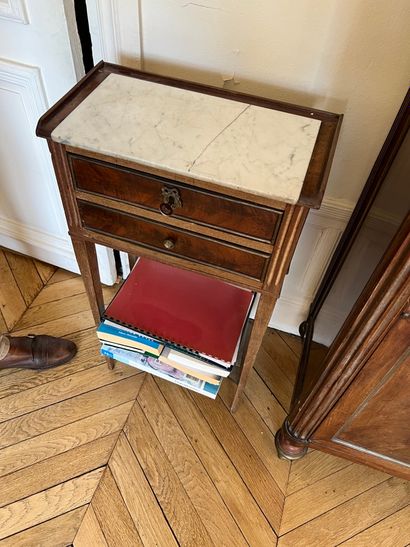 null 
Small bedside table with two drawers in mahogany veneer (cracked top and accident)

Louis...