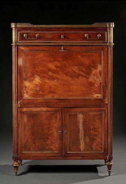 null Straight mahogany secretary with flap opens to a drawer, a flap and two leaves,...