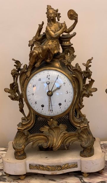 null Pendule en bronze doré d'époque Louis XV, le cadran signé "Chles Ballazar"

Hauteur...