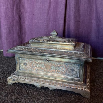null Jewelry box in silver plated metal decorated with scrolls and frieze in the...