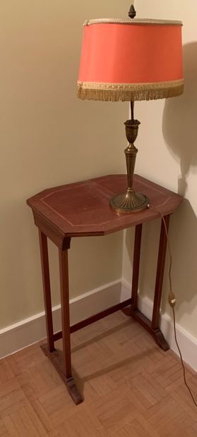 null 
Bedside table in natural wood, a bedside lamp (wear)
