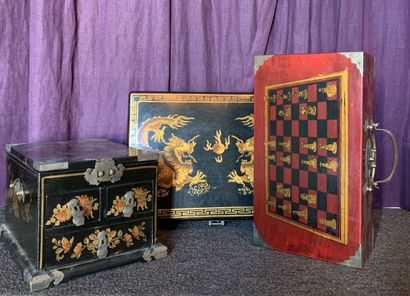 null Trois boîtes dont un échiquier en bois laqué et orné d'une scène de dragons...