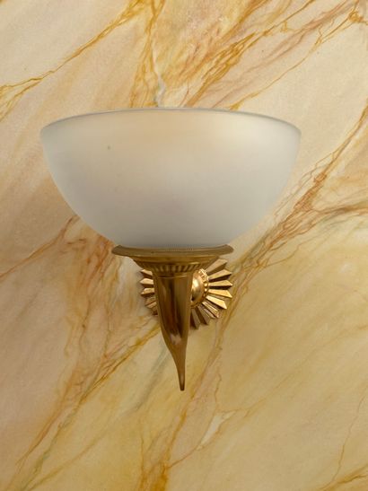 null 
Three gilded metal sconces and glass lampshade

Height : 34 cm
