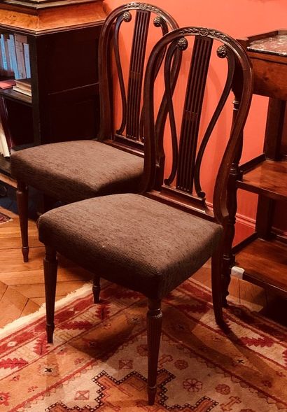 null Pair of English chairs in mahogany, the back lyre, the front legs tapered and...