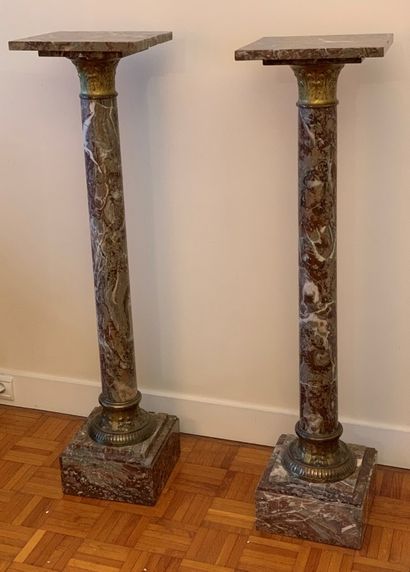 null Pair of marble columns, bronze ornaments.

Height : 113 cm