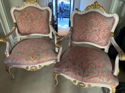null Pair of armchairs in white lacquered wood and gilded (tear on a seat)

Modern...