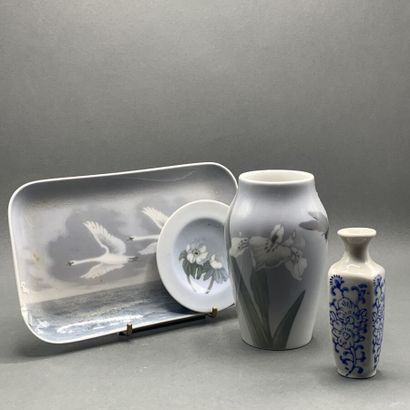 null Lot en porcelaine de Copenhague polychrome comprenant un vase à fleurs, coupelle...