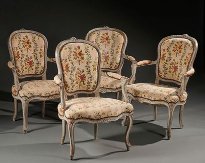 null Suite of four cabriolet armchairs in grey lacquered wood decorated with moldings...