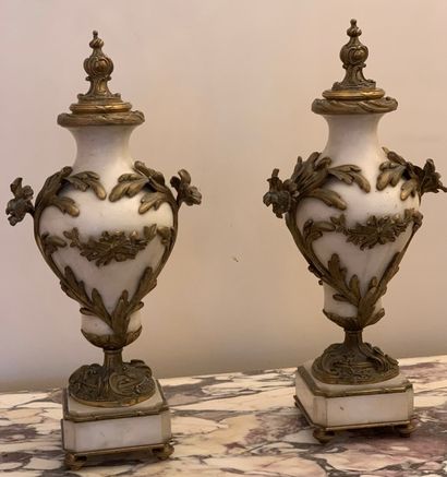 null Paire de cassolettes en marbre et bronze de style Louis XV

Hauteur : 51 cm
