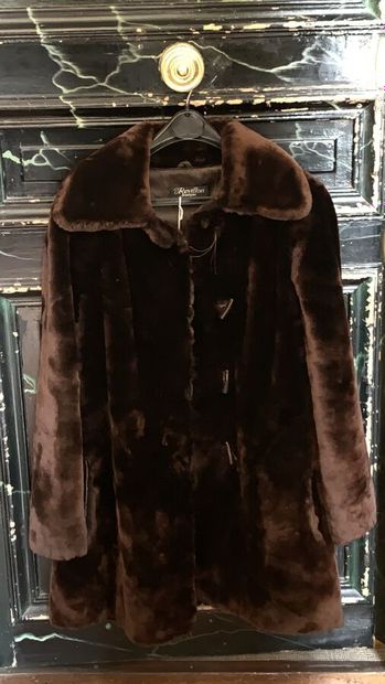 REVILLON, manteau de fourrure ancien.