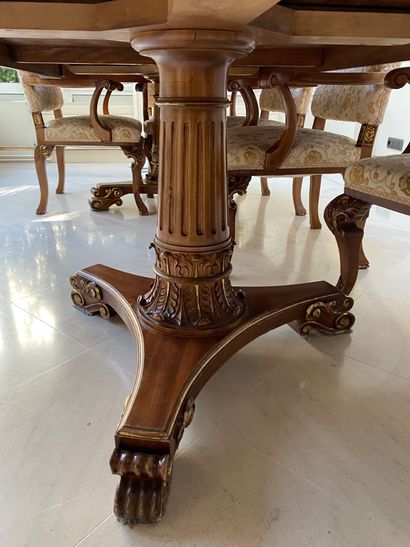 null 
Dining room table in wood veneer

Modern work in the Louis Philippe style

Traces...