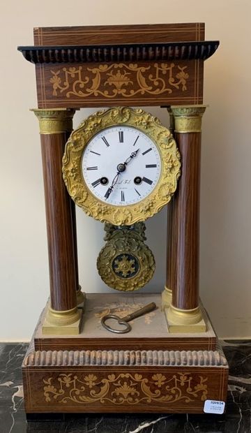 null Restoration style column clock in veneer and gilded bronzes.

Height : 30 cm...