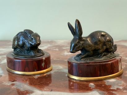null Deux lapins en bronze sur des socles en marbre rouge griotte. Travail du XIXe...