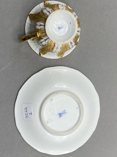 null MEISSEN XIXe siècle

Tasse à moka et sa sous-tasse en porcelaine blanche et...