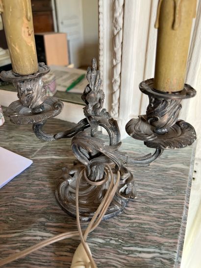 null Paire de bougeoirs de table en métal argenté à décor rocaille

Style Louis XV

Hauteur...