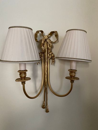 null 
Pair of gilt bronze sconces with two arms decorated with a ribboned bow

Modern...