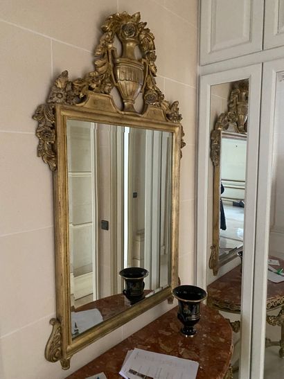 null Mirror in medium and gilded stucco, pediment of the flowered vase.

Modern work...