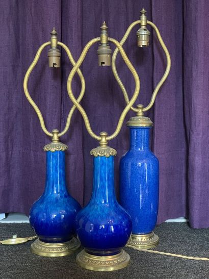 null 
Paire de vases pansus en porcelaine à couverte bleue montés en lampe Millet...