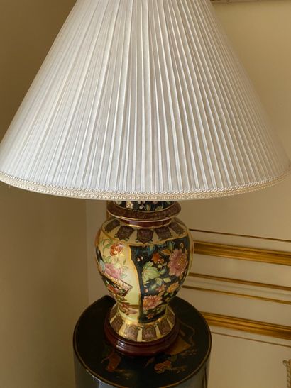 null 
Vase balustre couvert en céramique monté en lampe 

Hauteur : 38 cm
