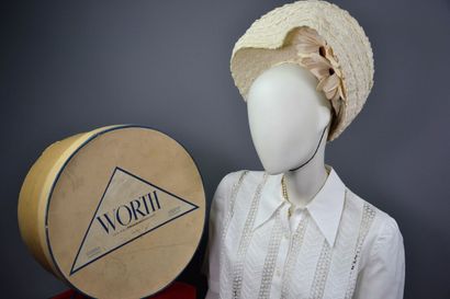 null Chapeau par la MAISON WORTH. Haute couture printemps-été 1945-1947.

Le modèle...