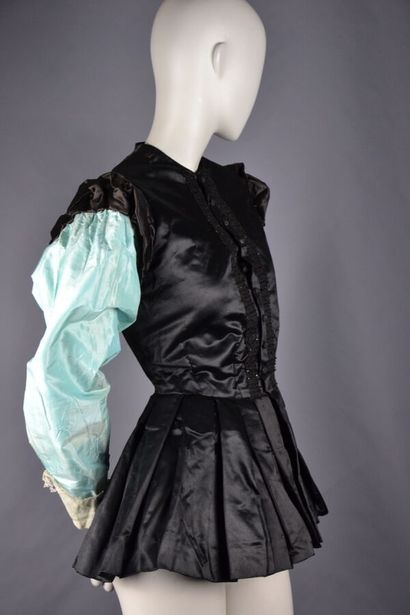 null Costume de page ou prince charmant. Vers 1900.

Il s'agit d'une veste réalisée...