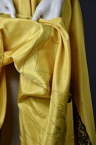 null Costume early twentieth century. 

Dress cut in a bright yellow ray. It has...