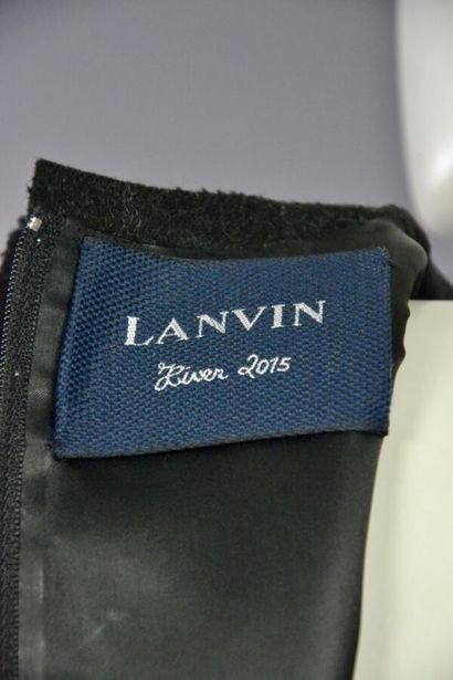 null Robe Lanvin - Hiver 2015

Le modèle est taillé dans un tissu au toucher drap...