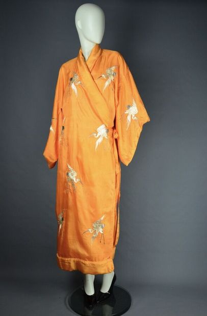 null Kimono ancien. Il est taillé dans un très fin voile de soie doublé de la même...