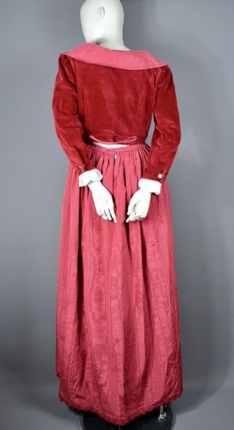 null Costume of theater dress old regime. Middle of the XXth century.

It is cut...