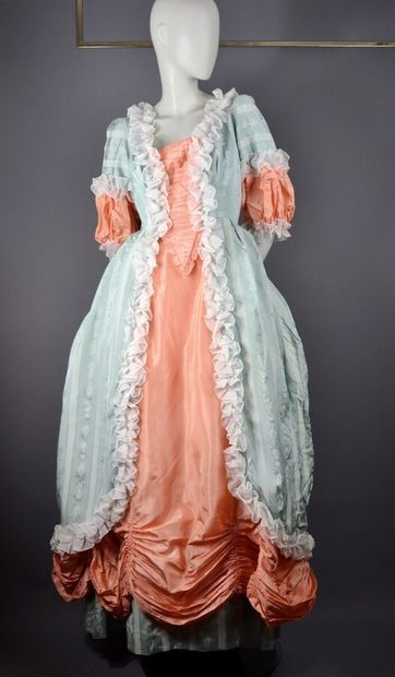 null Costume de théâtre : robe de cour imitant le XVIIIe siècle. Milieu du XXème...