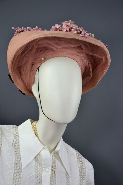 null Chapeau par la MAISON WORTH. Haute couture printemps-été - 1945-1947.

Le modèle...