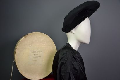 null Chapeau  par la maison CAROLINE

REBOUX. Haute couture automne hiver - circa...