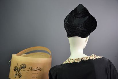 null Chapeau turban par la maison PAULETTE. Haute couture - Automne Hiver - Circa...