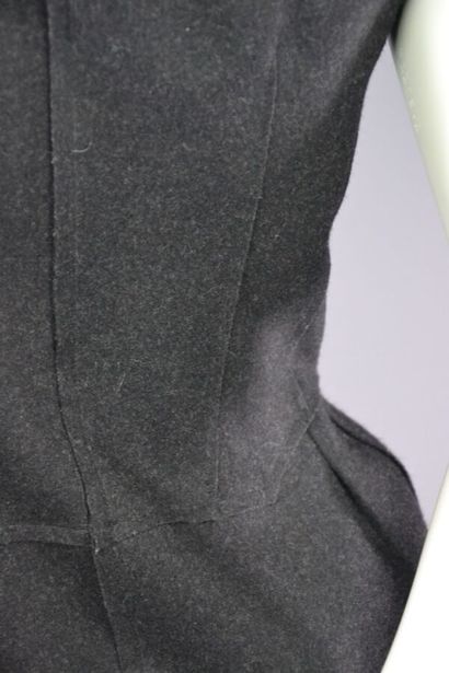 null Robe Lanvin - Hiver 2015

Le modèle est taillé dans un tissu au toucher drap...
