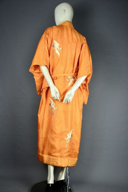 null Kimono ancien. Il est taillé dans un très fin voile de soie doublé de la même...